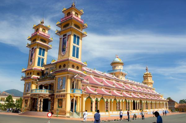 Sanctuaire caodaïste de Tây Ninh & galeries de Củ Chi — 1 jour